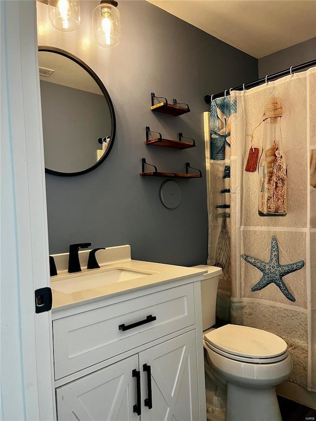 full bath featuring a shower with shower curtain, visible vents, toilet, and vanity