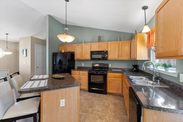 kitchen featuring a sink, black appliances, vaulted ceiling, a kitchen bar, and dark countertops