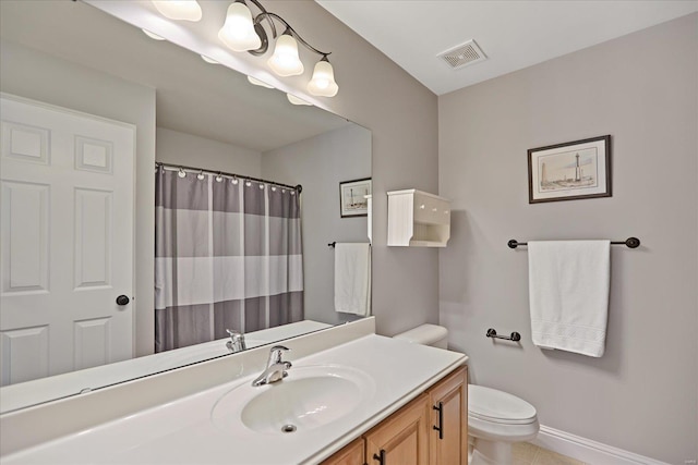 bathroom featuring visible vents, toilet, curtained shower, baseboards, and vanity