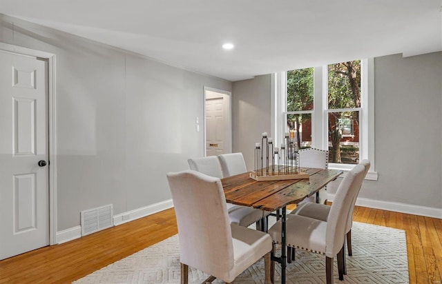 dining space featuring recessed lighting, visible vents, baseboards, and light wood-style floors