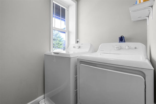 washroom with laundry area and washing machine and dryer