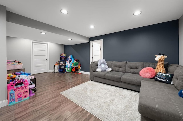 living area featuring recessed lighting, baseboards, and wood finished floors