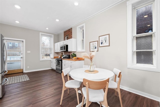 dining space with dark wood finished floors, recessed lighting, crown molding, and baseboards