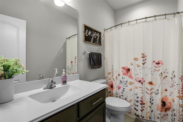 bathroom featuring a shower with shower curtain, toilet, and vanity