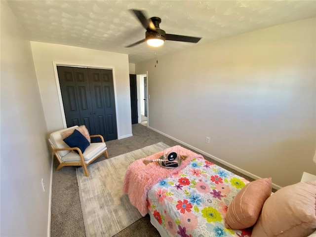 bedroom featuring carpet flooring, a ceiling fan, baseboards, and a closet