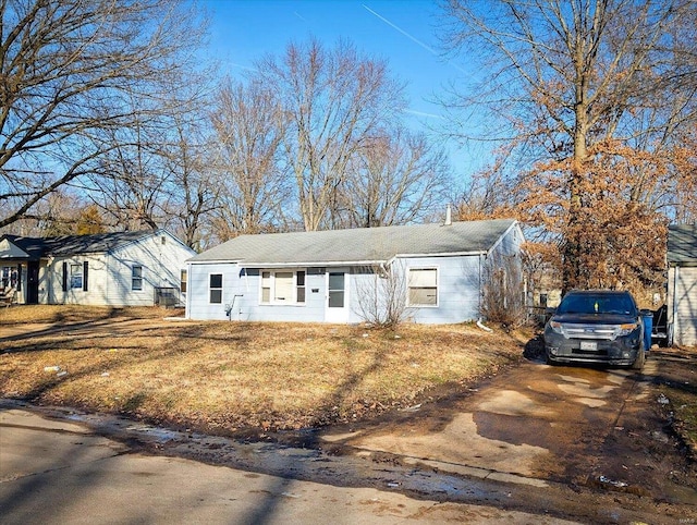 ranch-style home with driveway