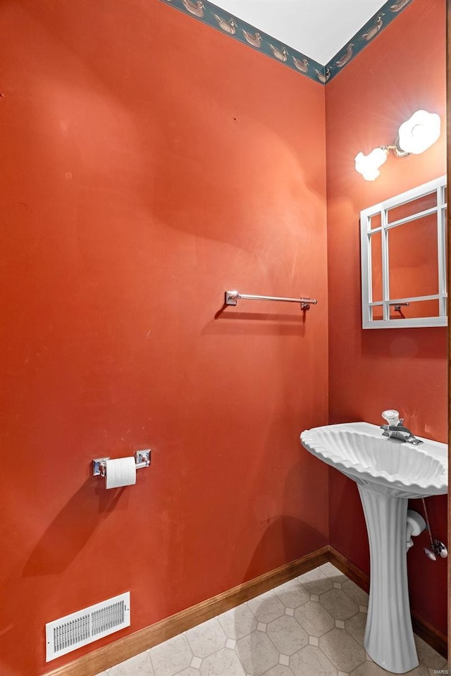 bathroom featuring visible vents and baseboards