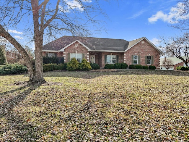 view of front of house featuring brick siding and a front lawn