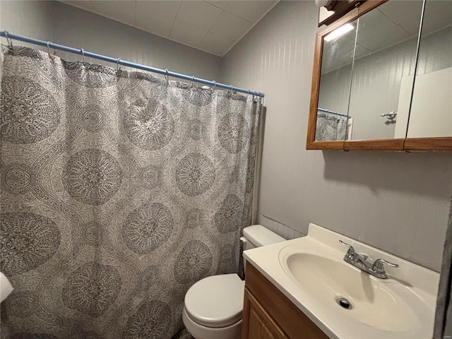 full bathroom with a shower with shower curtain, toilet, and vanity