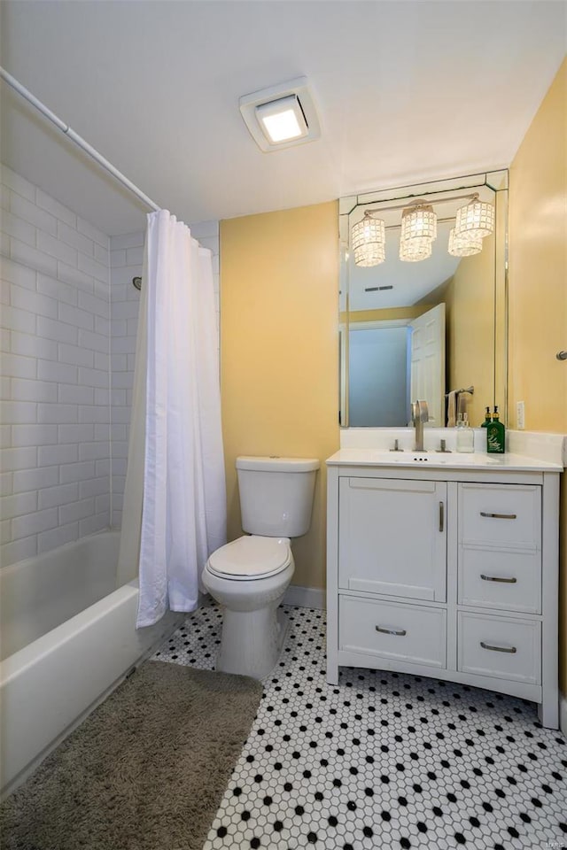 full bath featuring toilet, shower / bath combo, tile patterned flooring, baseboards, and vanity