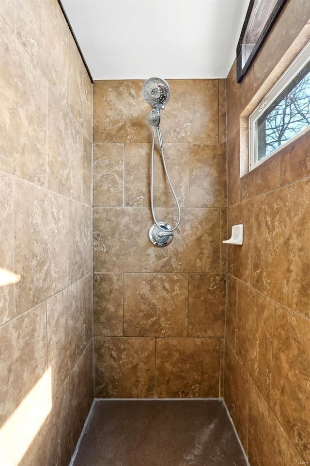 bathroom featuring tiled shower