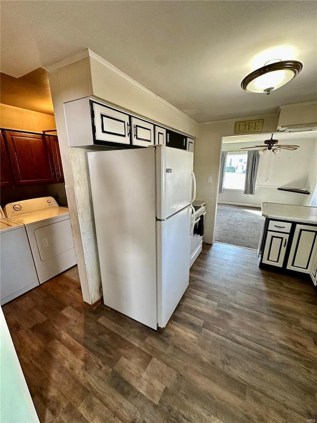 kitchen with a ceiling fan, a wall mounted AC, freestanding refrigerator, dark wood-type flooring, and independent washer and dryer