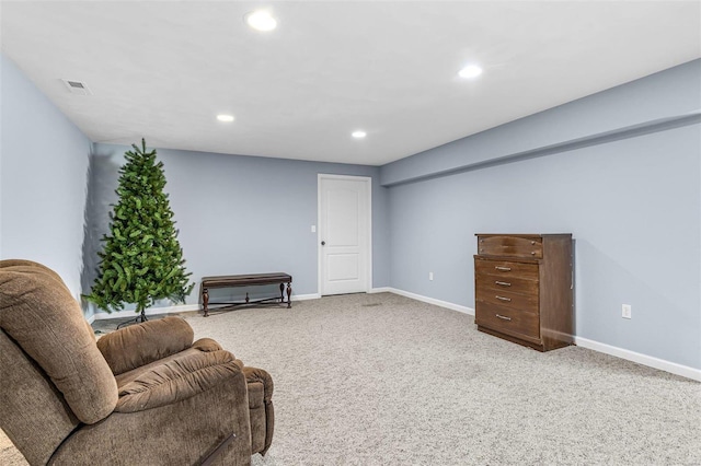 living area featuring recessed lighting, visible vents, baseboards, and carpet flooring