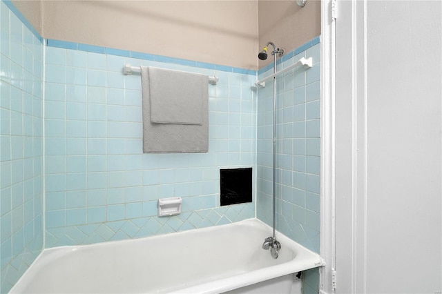 bathroom with shower / washtub combination