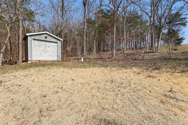 view of yard with an outdoor structure and a garage