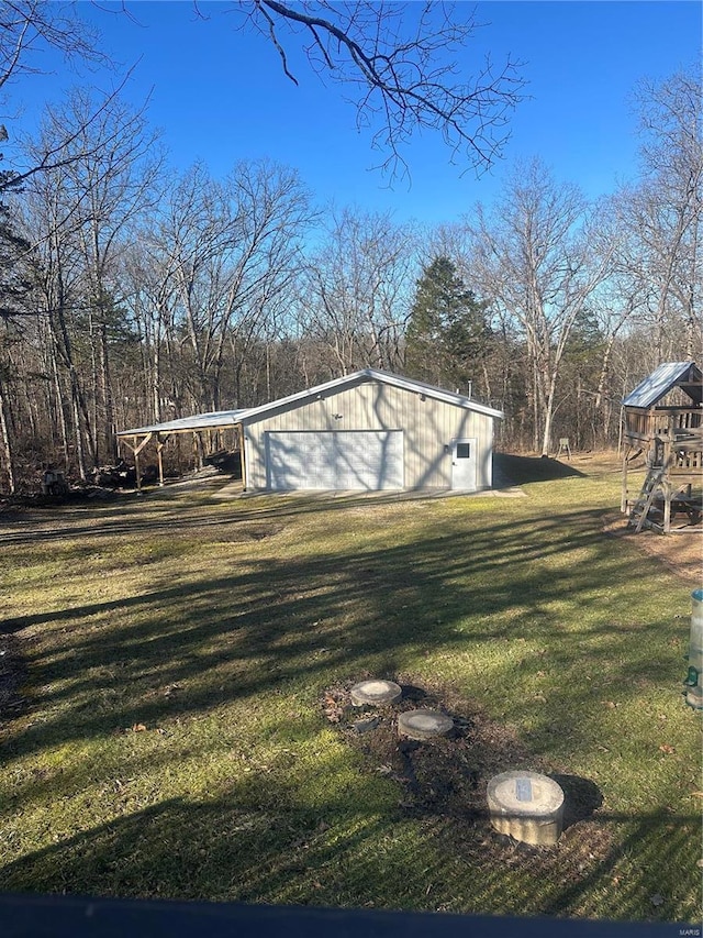 view of yard featuring an outbuilding