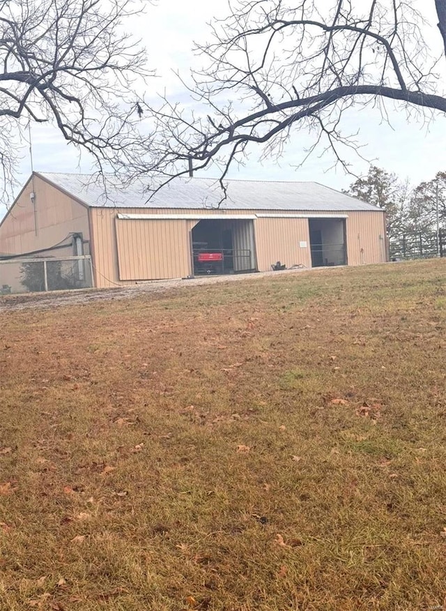 view of pole building featuring a yard