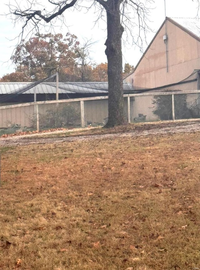 view of yard with an outdoor structure