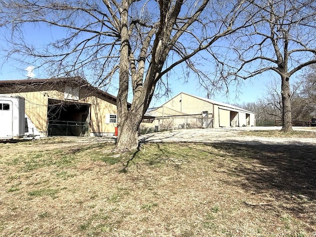 view of yard with a pole building and an outbuilding