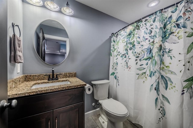 bathroom with a shower with curtain, toilet, vanity, and baseboards