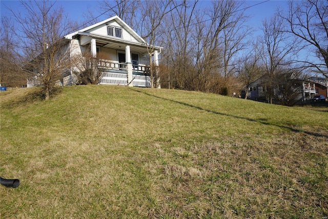 view of front facade featuring a porch and a front yard