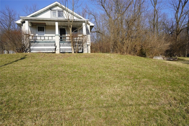 view of front of home featuring a porch and a front lawn