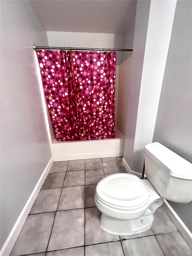 bathroom with tile patterned flooring, toilet, a shower with curtain, and baseboards