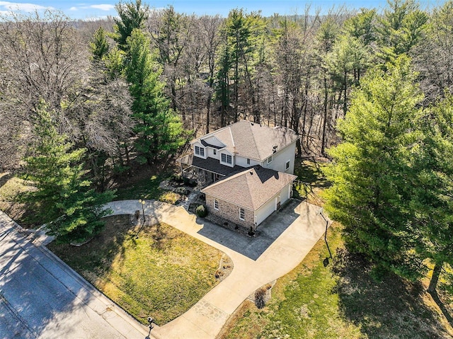 bird's eye view featuring a wooded view