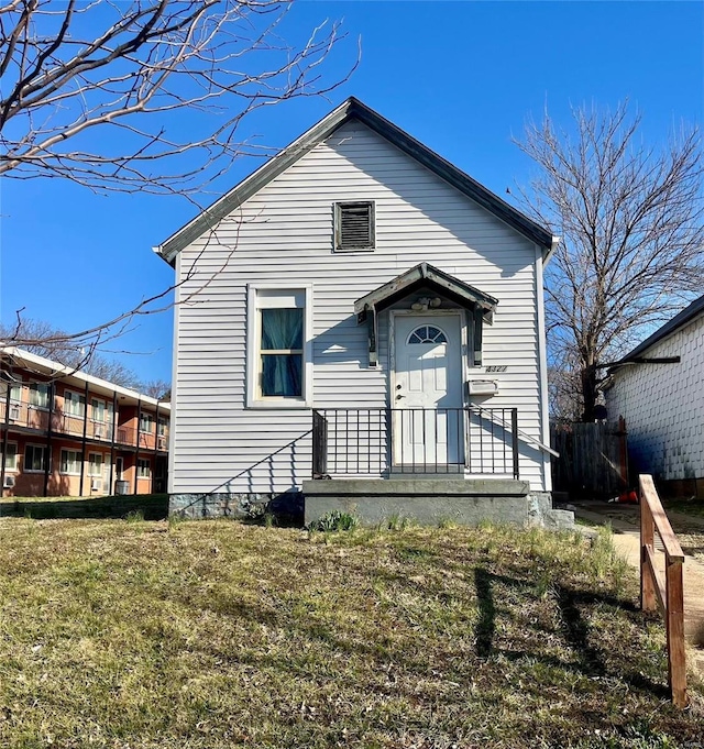 view of front of house with a front lawn