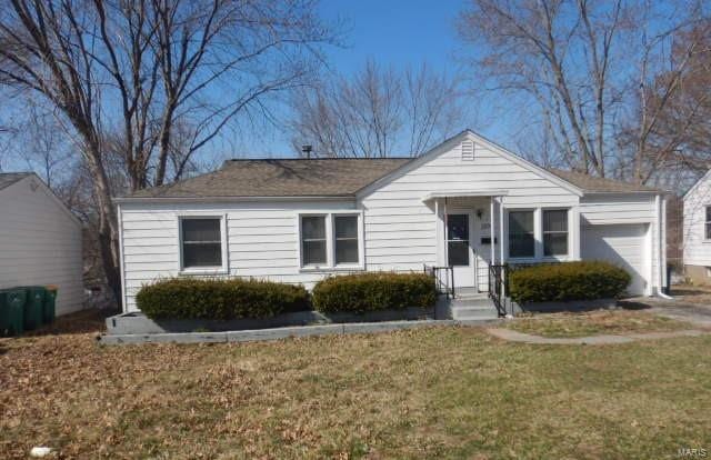 view of front of home with an attached garage and a front yard