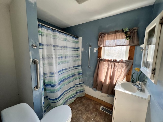 full bathroom featuring visible vents, baseboards, toilet, a shower with curtain, and vanity