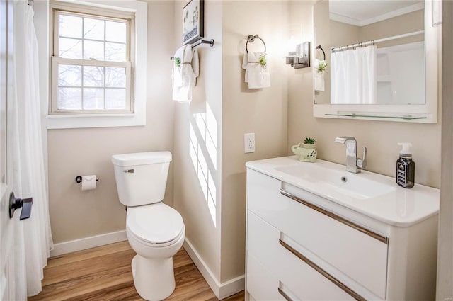 bathroom featuring toilet, wood finished floors, a shower with shower curtain, baseboards, and vanity