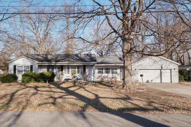 view of front of house featuring driveway, an attached garage, and a front lawn