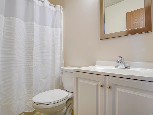 full bath with curtained shower, toilet, and vanity