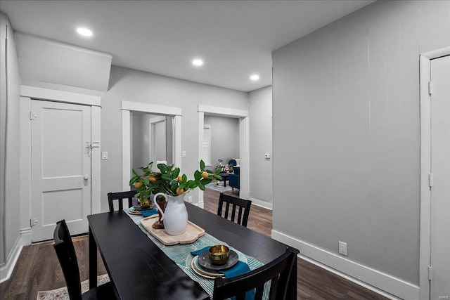 dining area featuring recessed lighting, dark wood-type flooring, and baseboards