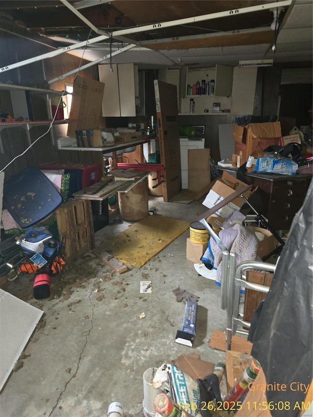 garage with washing machine and dryer