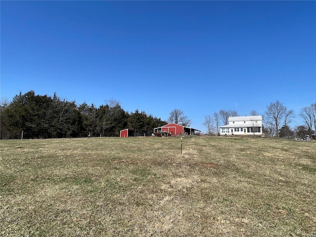 view of yard with an outbuilding and a garage