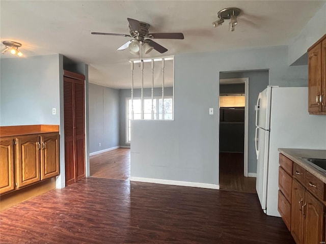 kitchen with ceiling fan, baseboards, dark wood-style floors, and freestanding refrigerator