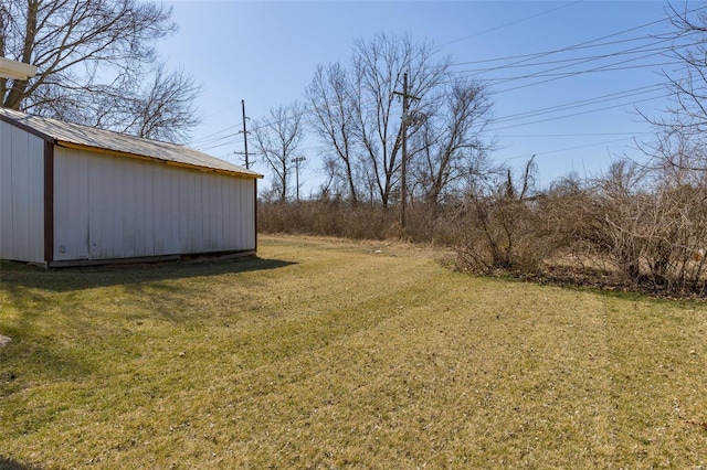 view of yard featuring an outdoor structure