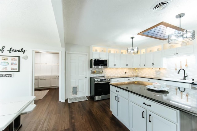 kitchen featuring dark wood finished floors, visible vents, white cabinetry, and stainless steel appliances