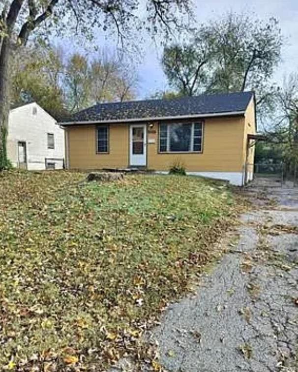 view of front facade with a front yard