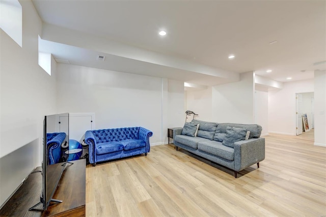 living area featuring visible vents, light wood-style flooring, recessed lighting, and baseboards