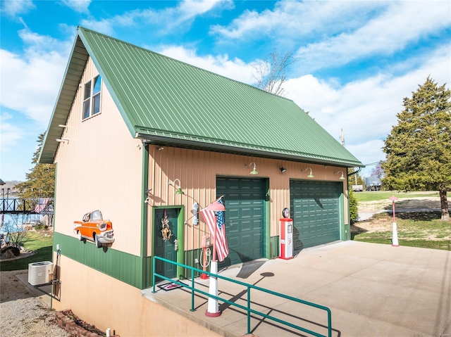 view of detached garage