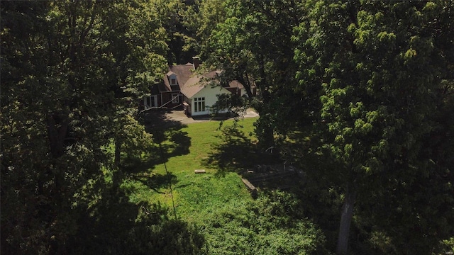 birds eye view of property featuring a forest view