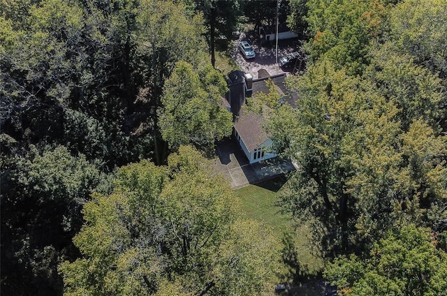 bird's eye view with a wooded view