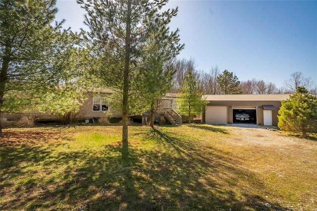 view of front of property featuring a detached garage and a front yard