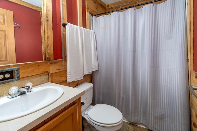 full bathroom featuring curtained shower, toilet, and vanity