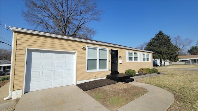 ranch-style house featuring a front lawn and driveway