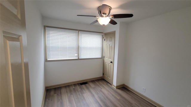 unfurnished room featuring visible vents, light wood-style floors, baseboards, and ceiling fan