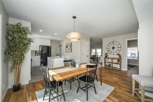 dining area featuring recessed lighting, light wood-style flooring, and baseboards